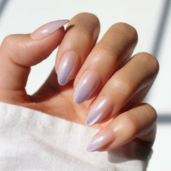 Glamnetic Polar Day: ongles ombré lilas avec fini velours brillant pour look givré.