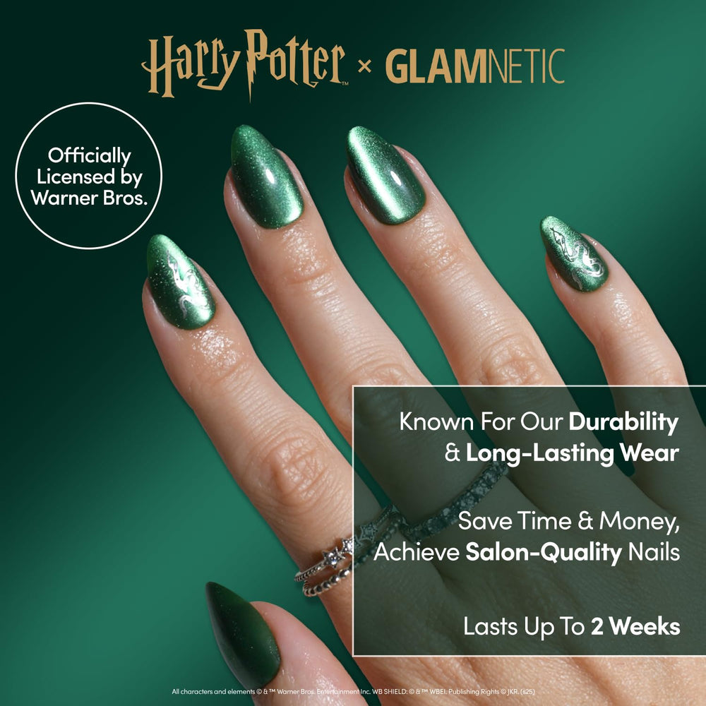 Glamnetic dibujo de serpiente plateada en uñas cortas Slytherin para un toque lujoso.