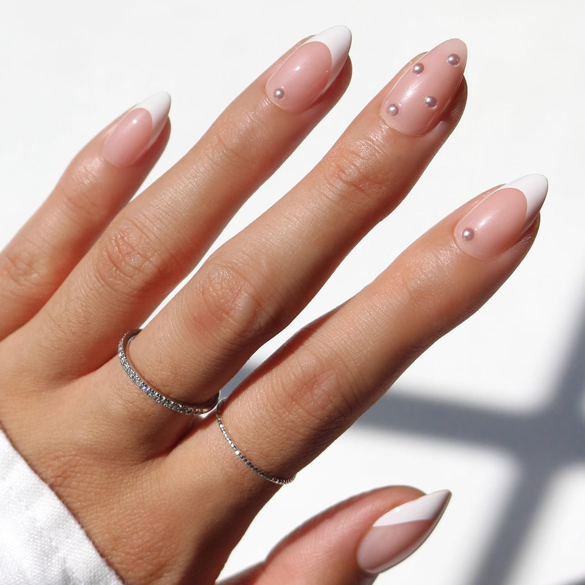 Glamnetic tips Frances almendra con perlas, ideal para bodas.