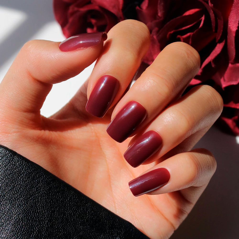 Glamnetic únas en tono cereza-moca con acabado brillante para look atrevido.