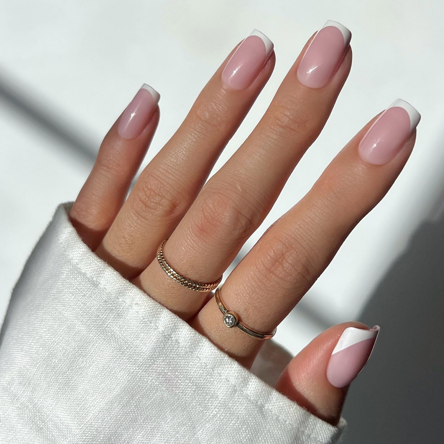 Glamnetic uñas francesas elegantes con brillo para un look sofisticado.