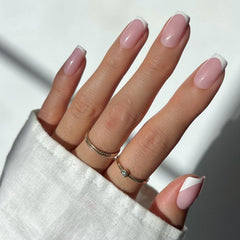 Glamnetic uñas francesas elegantes con brillo para un look sofisticado.