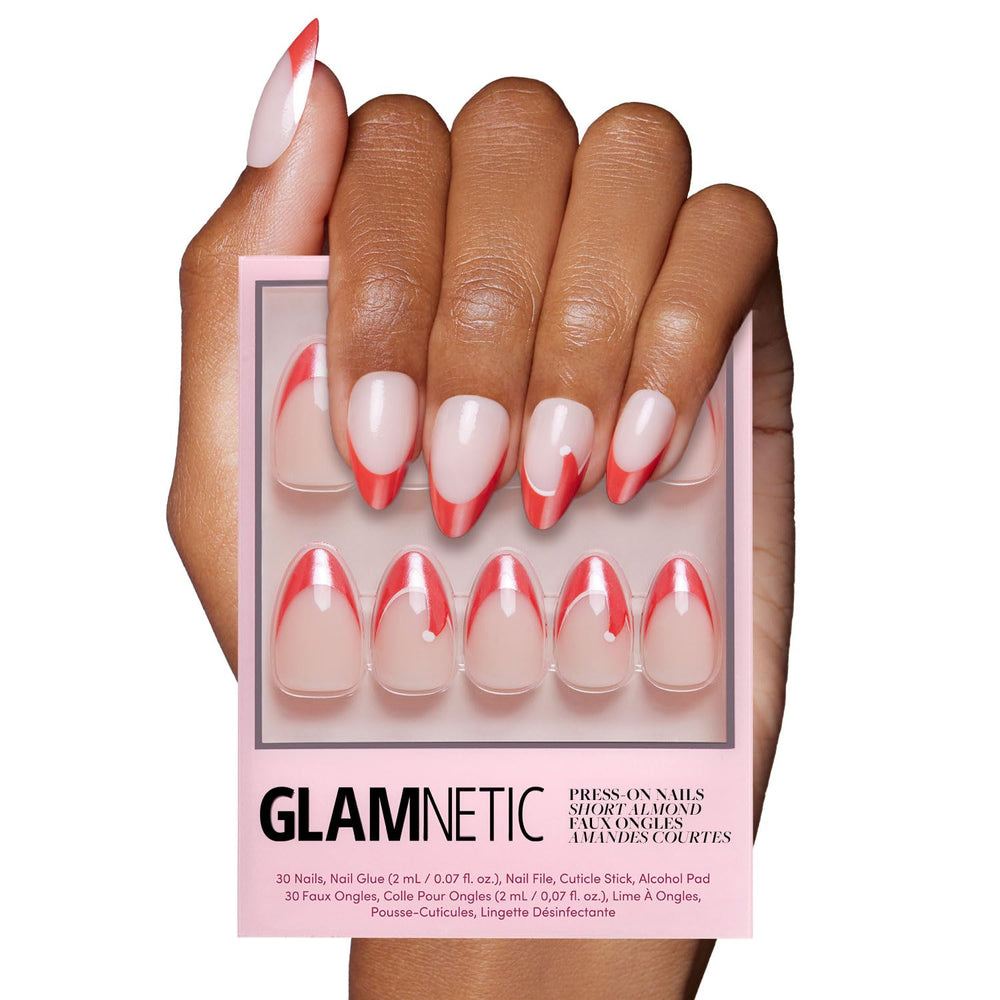 Glamnetic Mrs. Claus uñas postizas con Frances rojo y glaseado brillante, estilo festivo.