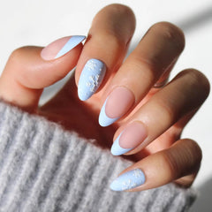 Uñas Glamnetic Snow Bunny en almendra con acabado mate para look invernal duradero