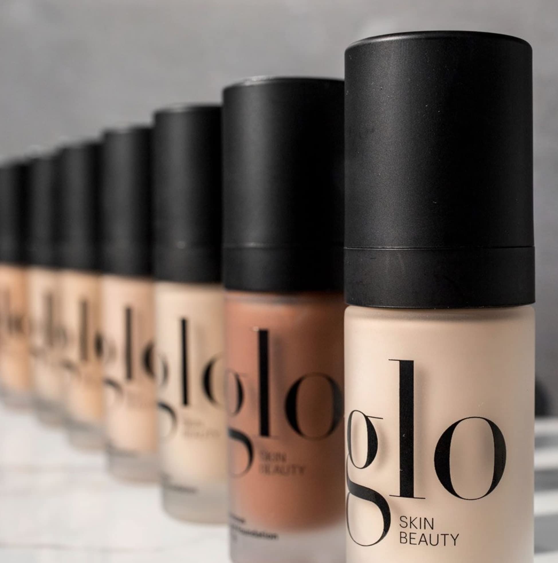 Acabado húmedo característico de la base luminosa de Glo Skin Beauty