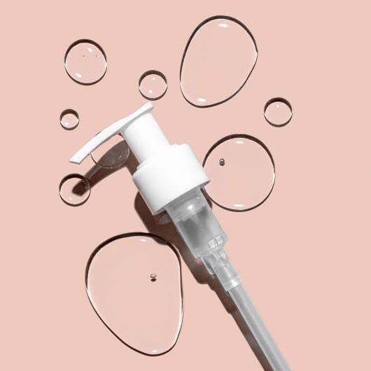 Glo Skin Beauty Hydra-Bright AHA Cleanser en la mano: aplicación para uso diario con espuma ligera