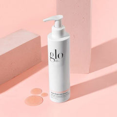 Glo Skin Beauty Hydra-Bright AHA Cleanser: espuma suave y textura revitalizante al lavar