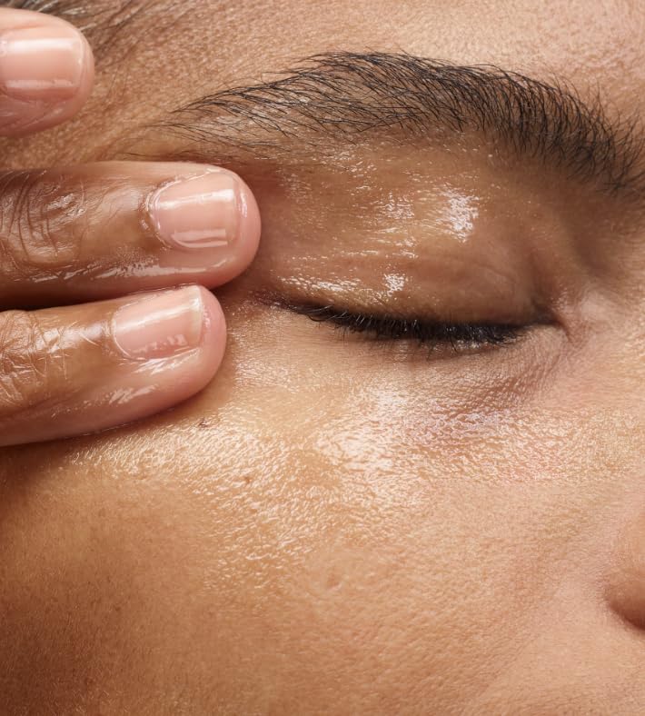 Texture huile-micellaire de Glossier qui dissout le maquillage résistant à l'eau en douceur.