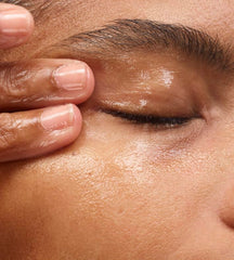 Texture huile-micellaire de Glossier qui dissout le maquillage résistant à l'eau en douceur.