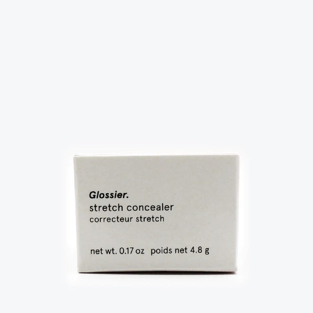 Application précise sur une imperfection avec Glossier G10 pour camoufler discrètement.