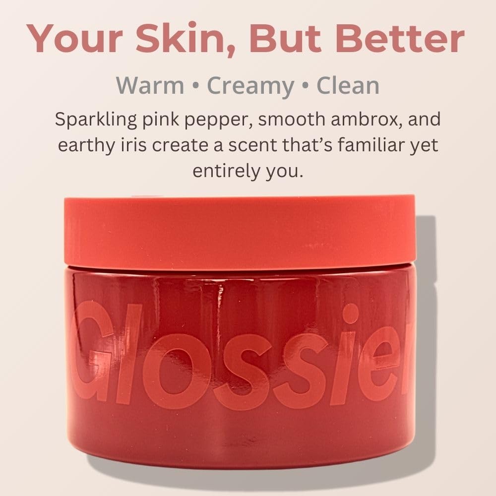 Aplicación suave de Glossier You Creme De You sobre la piel.