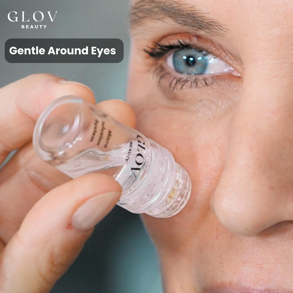 Glov Beauty infusión facial y labial para distribuir el suero de forma uniforme.