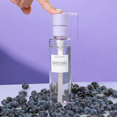 Glow Recipe Blueberry Bounce: espuma ligera que limpia y desmaquilla con suavidad.