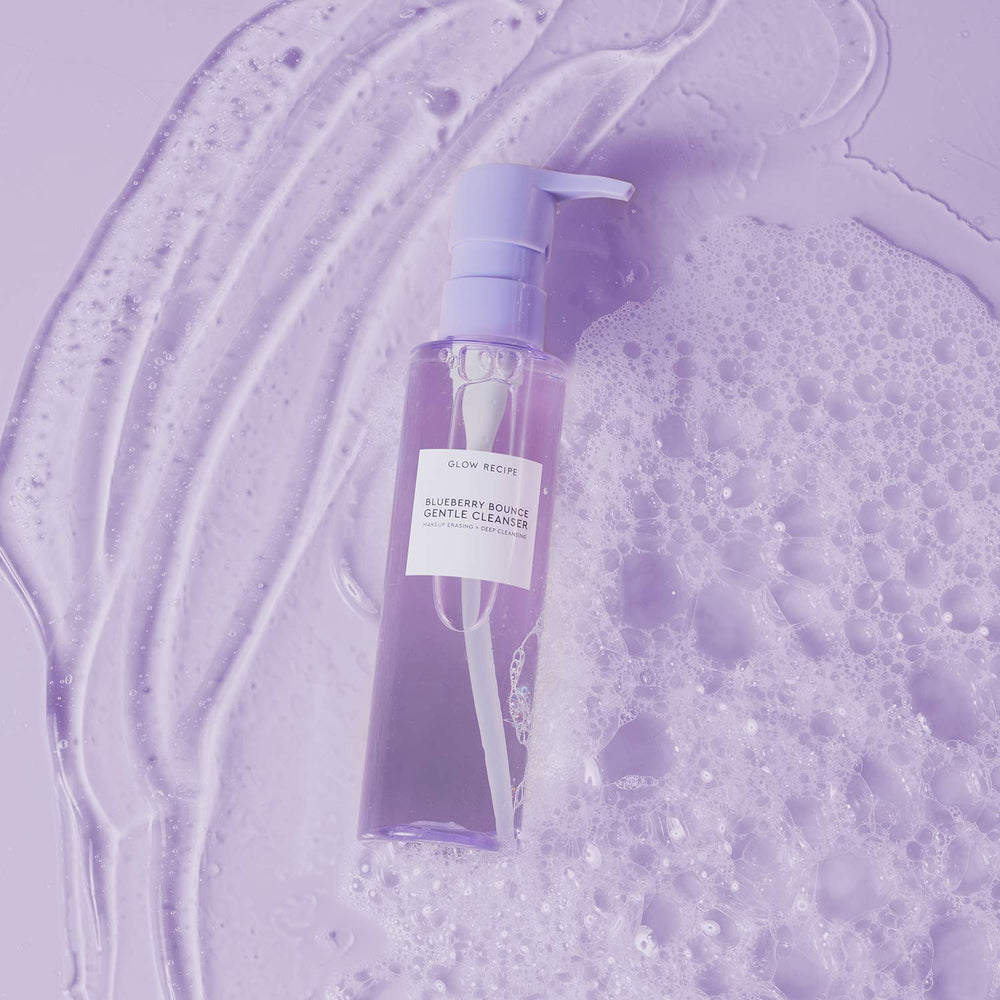Glow Recipe Blueberry Bounce: aplicar con las palmas húmedas para crear espuma suave.