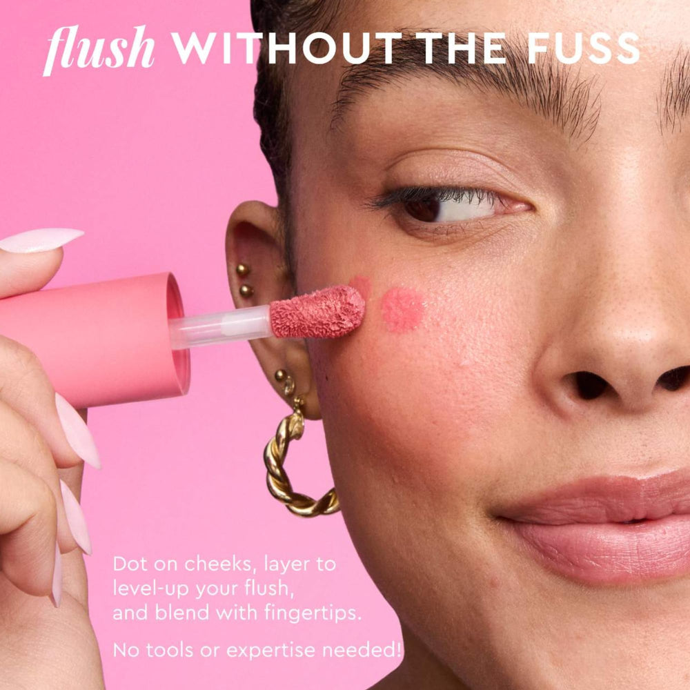 Aplicador doe-foot de Glow Recipe Niacinamide Dewy Flush para un rubor natural.