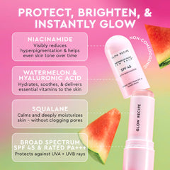 Application roll-on rapide du stick solaire Glow Recipe en déplacement.