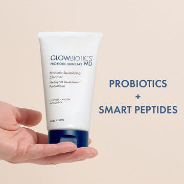 Glowbiotics nettoyant gel hydratant — application douce sur le visage.