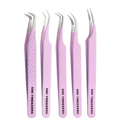 Pinzas GMI TWEEZERS con puntas de fibra para aislar pestañas con precisión.