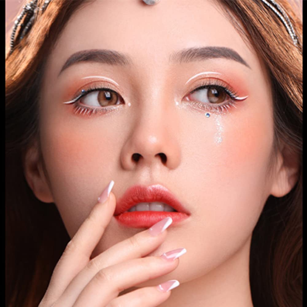 Go Ho cejas delineadas en blanco con trazos precisos
