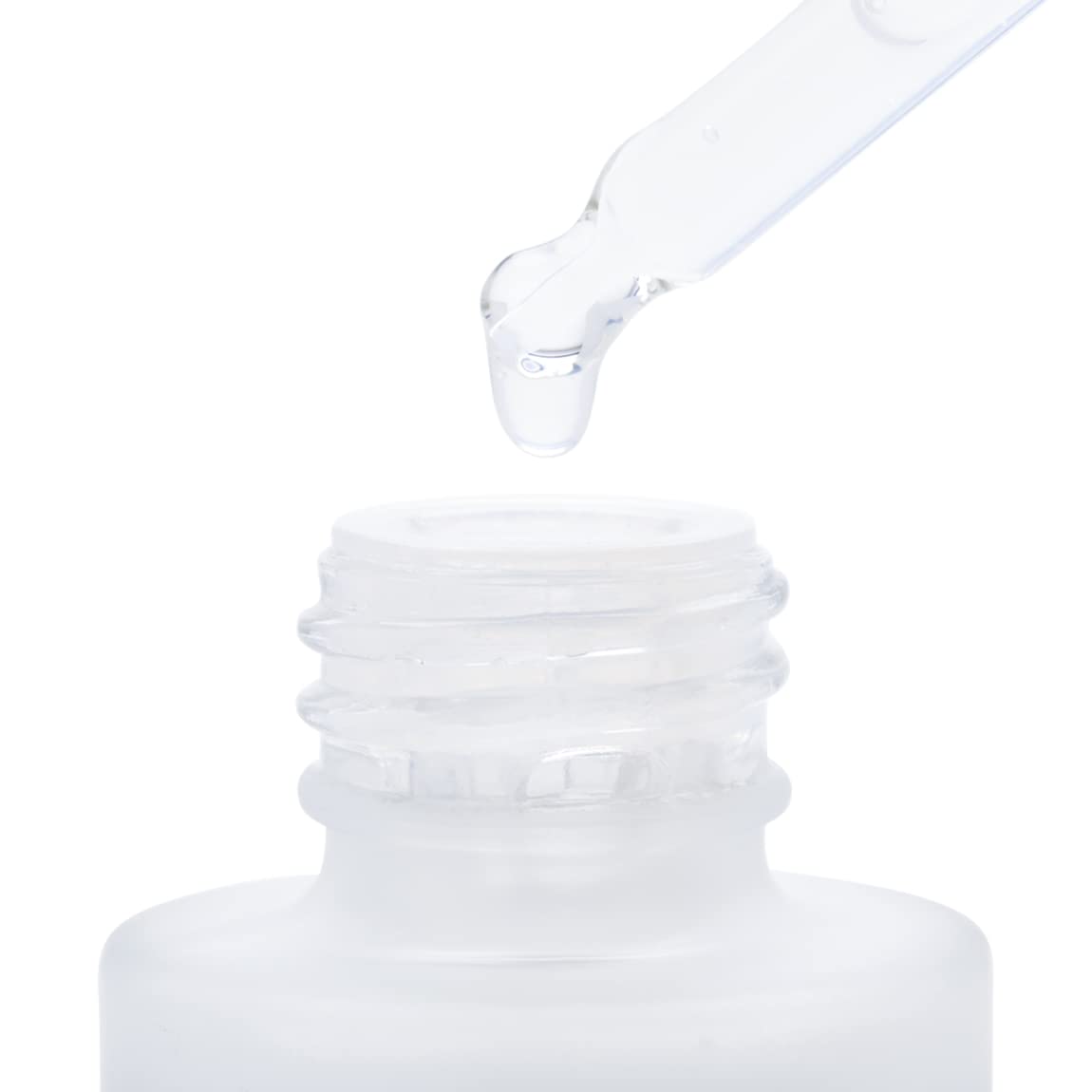 Primer plano de piel con Good Molecules Serum, textura suave y tersa