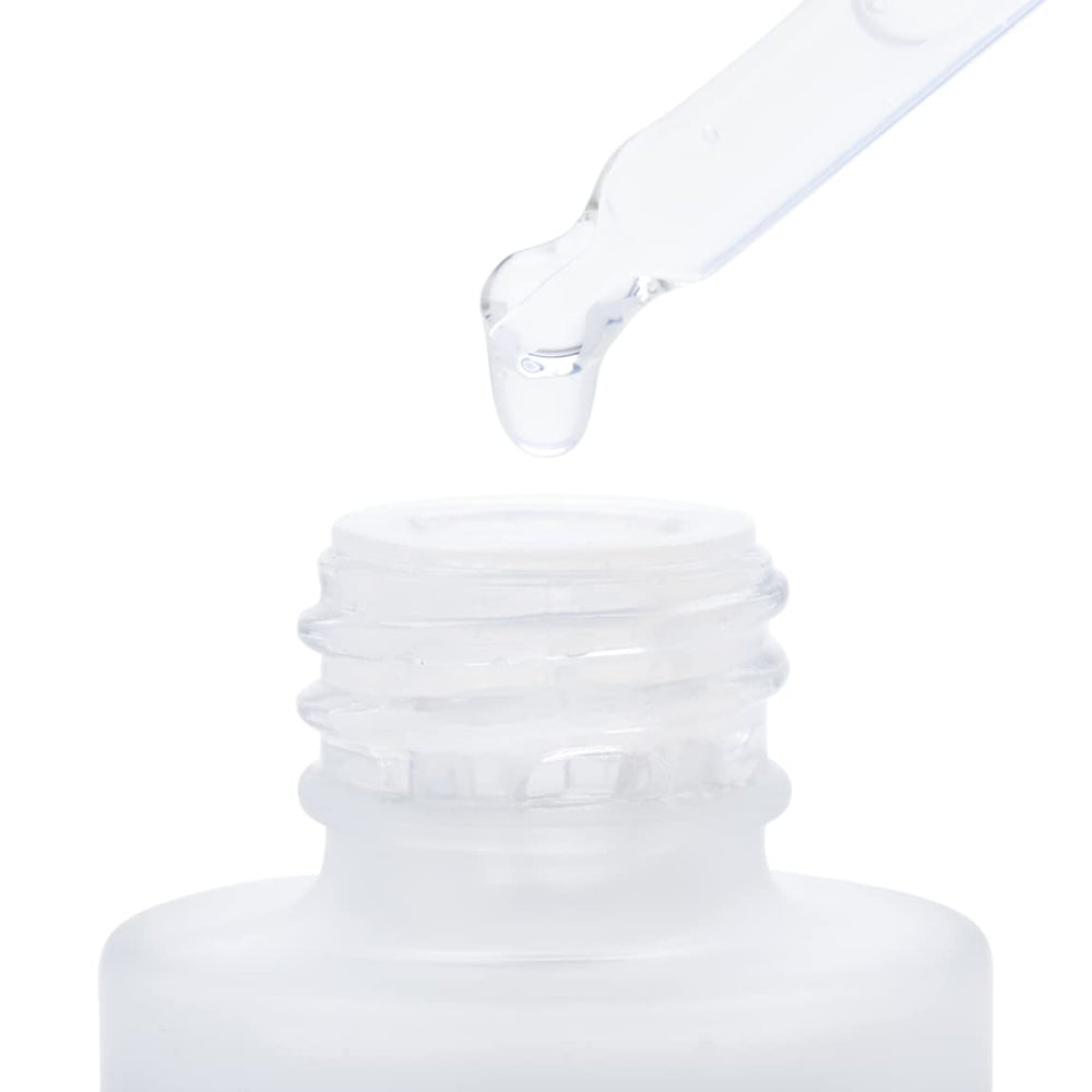 Primer plano de piel con Good Molecules Serum, textura suave y tersa