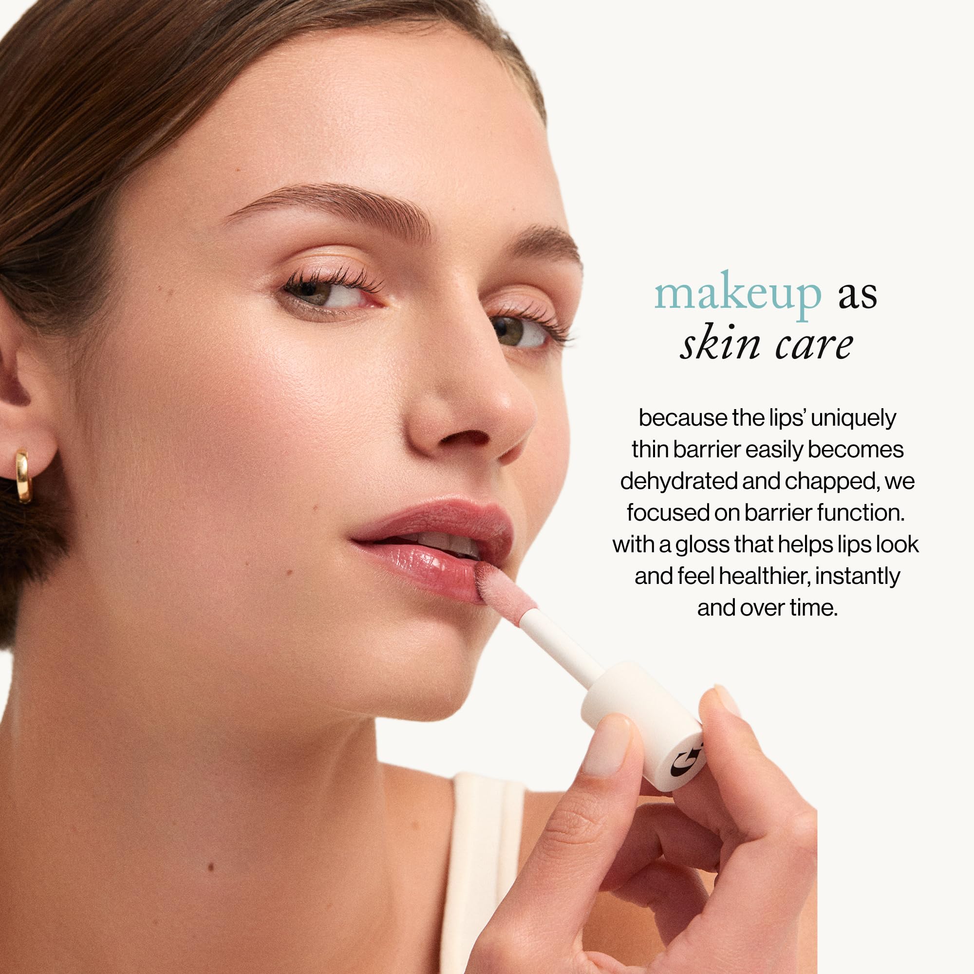 Fórmula con péptidos y ácido hialurónico para labios nutridos y suaves.