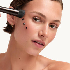 Acabado natural de goop Summertone, se funde con la piel.