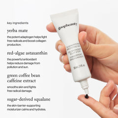 Aplicación con dedos de goop Summertone para un brillo natural.