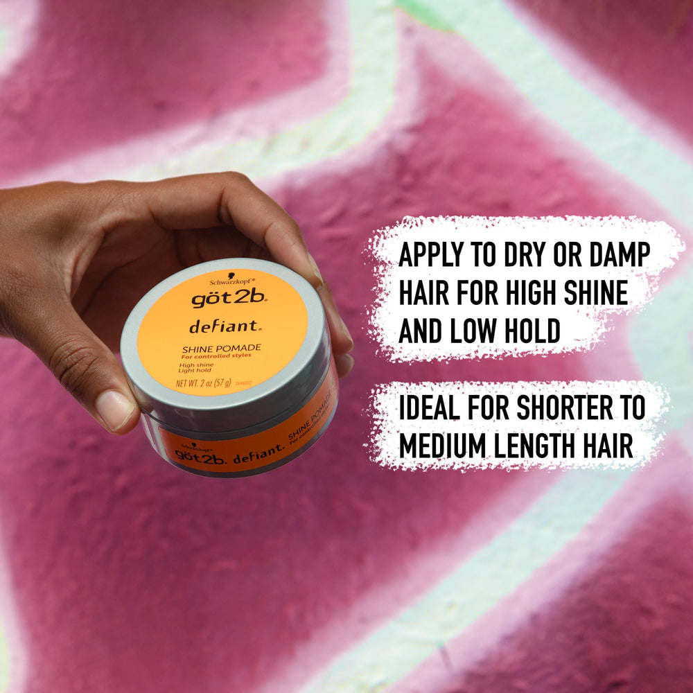 Application sur cheveux secs avec got2b Defiant Shine Pomade pour plus de texture.