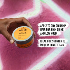 Application sur cheveux secs avec got2b Defiant Shine Pomade pour plus de texture.