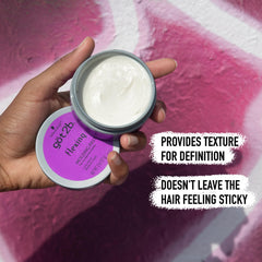 Aplicación en cabello húmedo con Got2B facilita definición suave y uniforme.
