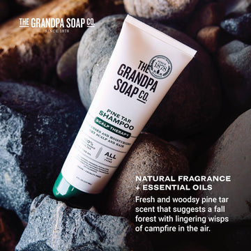 Aplicación del champú de brea de pino de The Grandpa Soap Company en cabello teñido, protección suave.