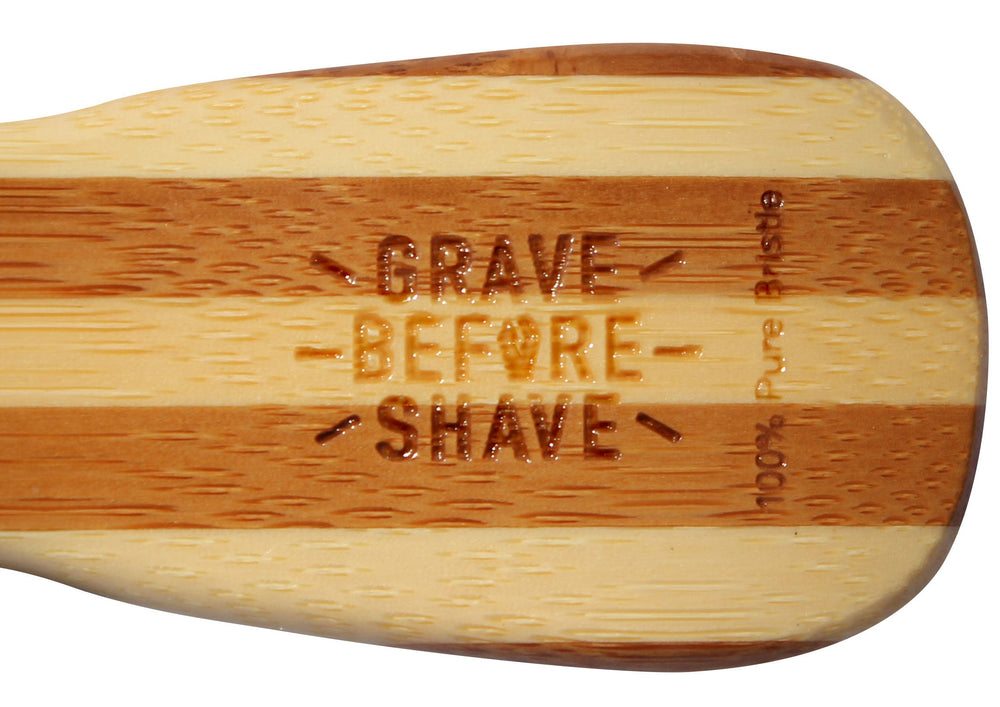 Cerdas de jabalí salvaje en el cepillo Grave Before Shave para masaje y exfoliación