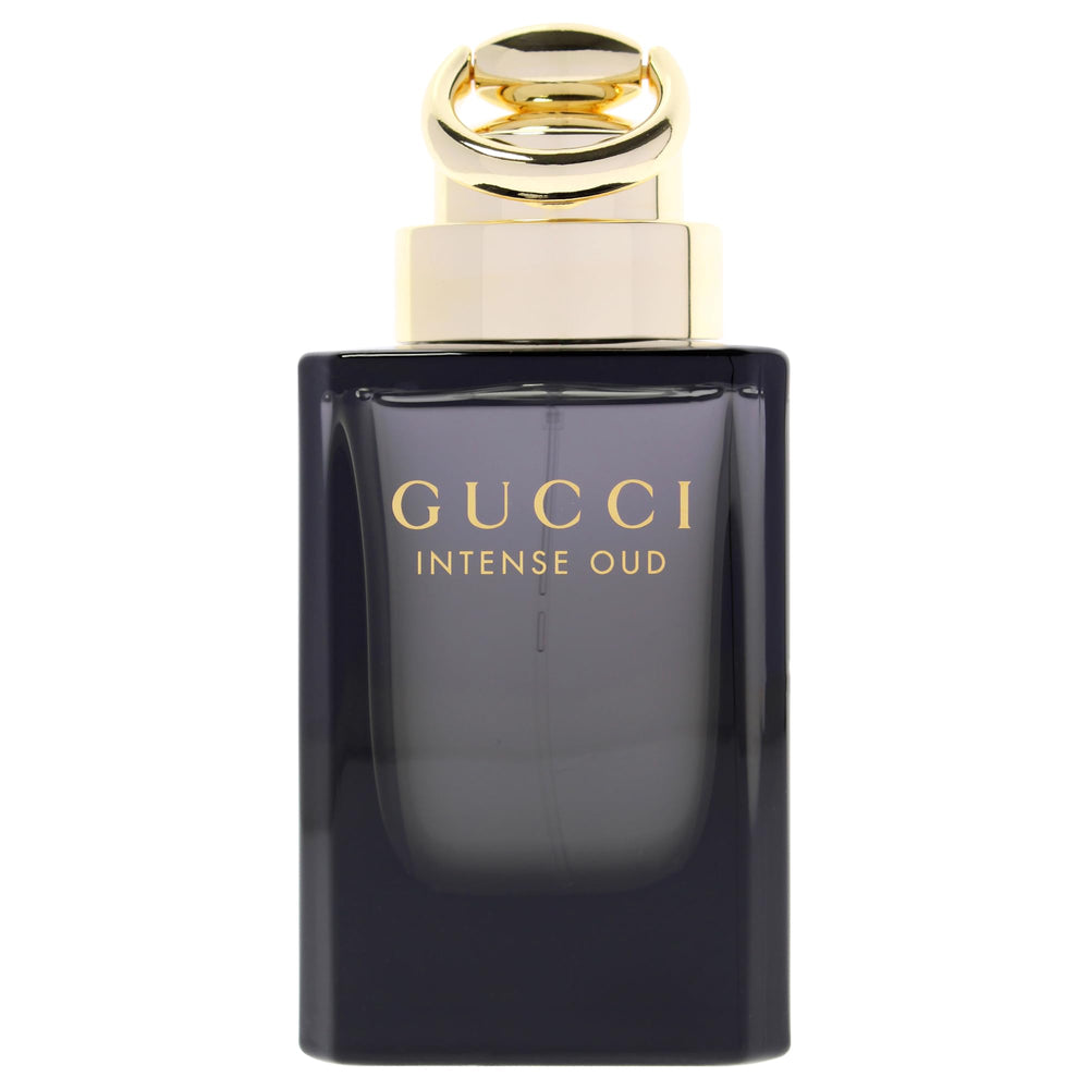 Aplicación en pulso con Gucci Intense Oud para proyección nocturna.