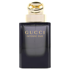 Aplicación en pulso con Gucci Intense Oud para proyección nocturna.