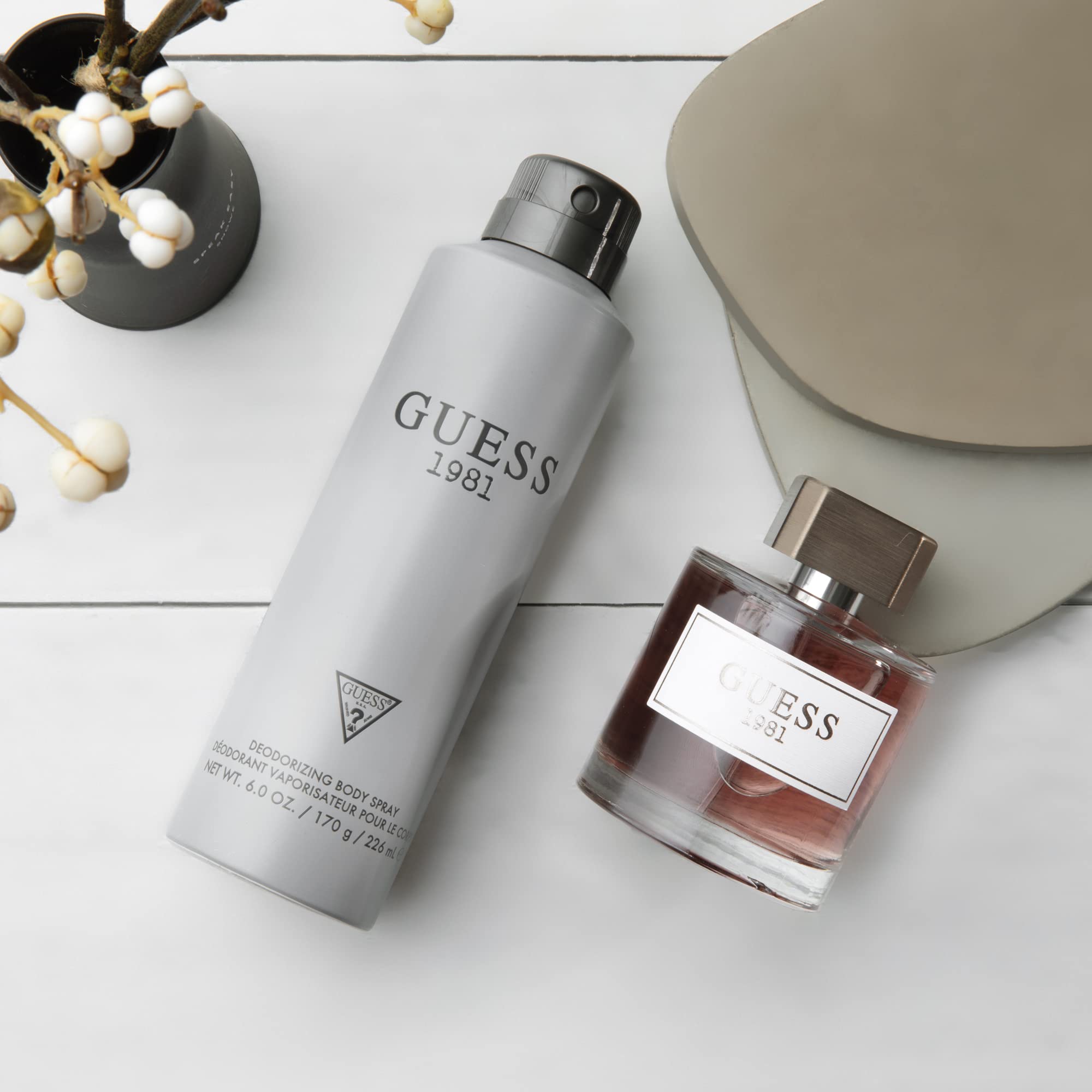 GUESS Guess 1981: aplicación en puntos de pulso para frescura duradera.