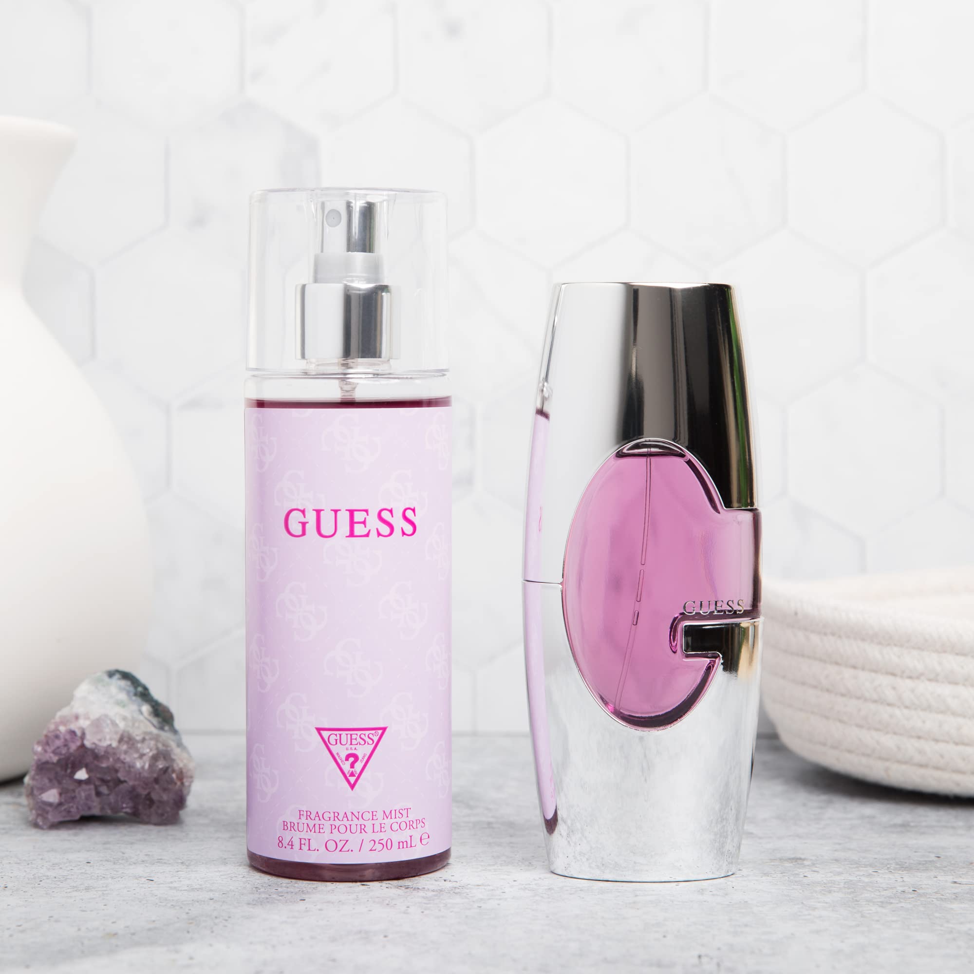 GUESS Mujer Eau de Parfum empaque frontal que sugiere iconicidad