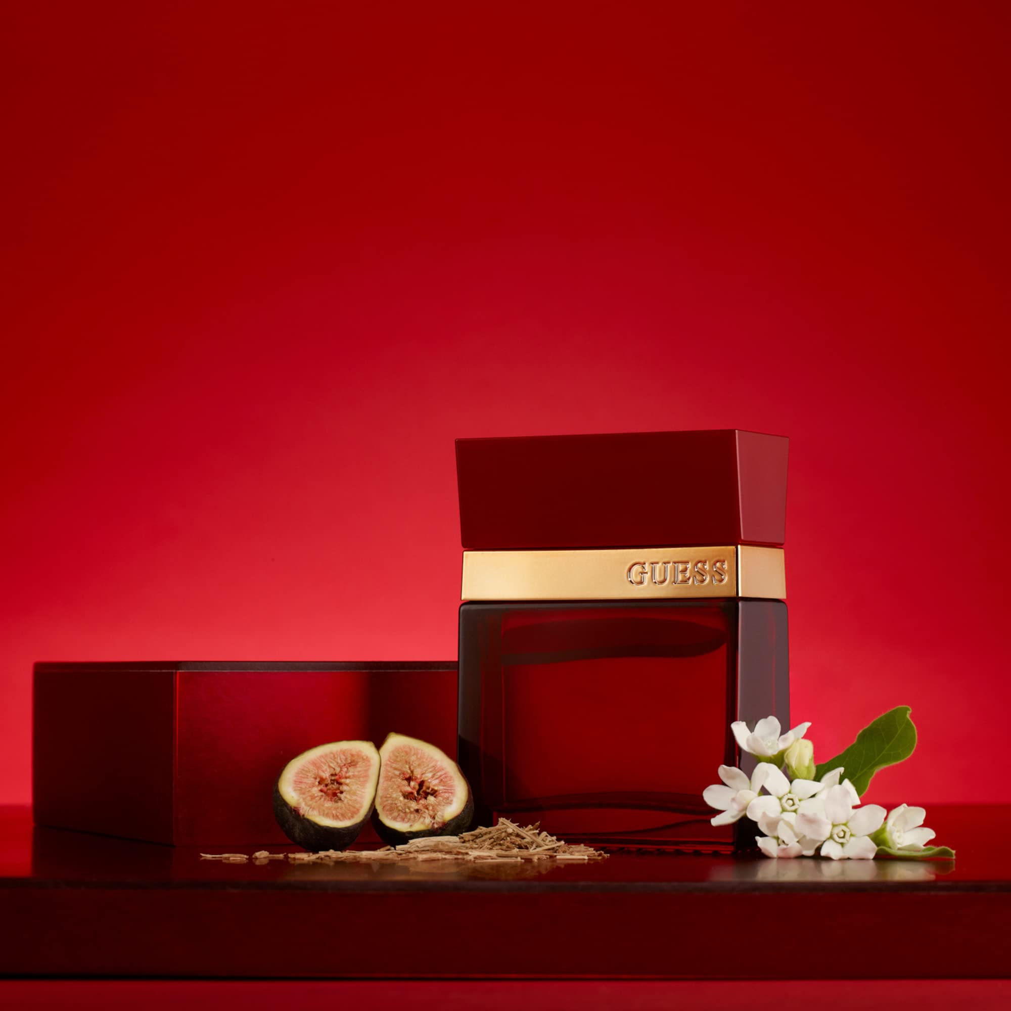 GUESS Seductivo Rojo para hombre, caja lateral, información clara sobre familia olfativa.