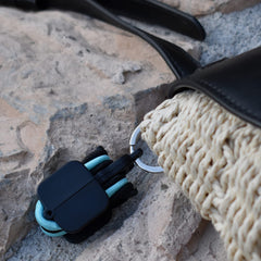 Hair Tie Hub negro, estilo discreto y práctico para bolsos.