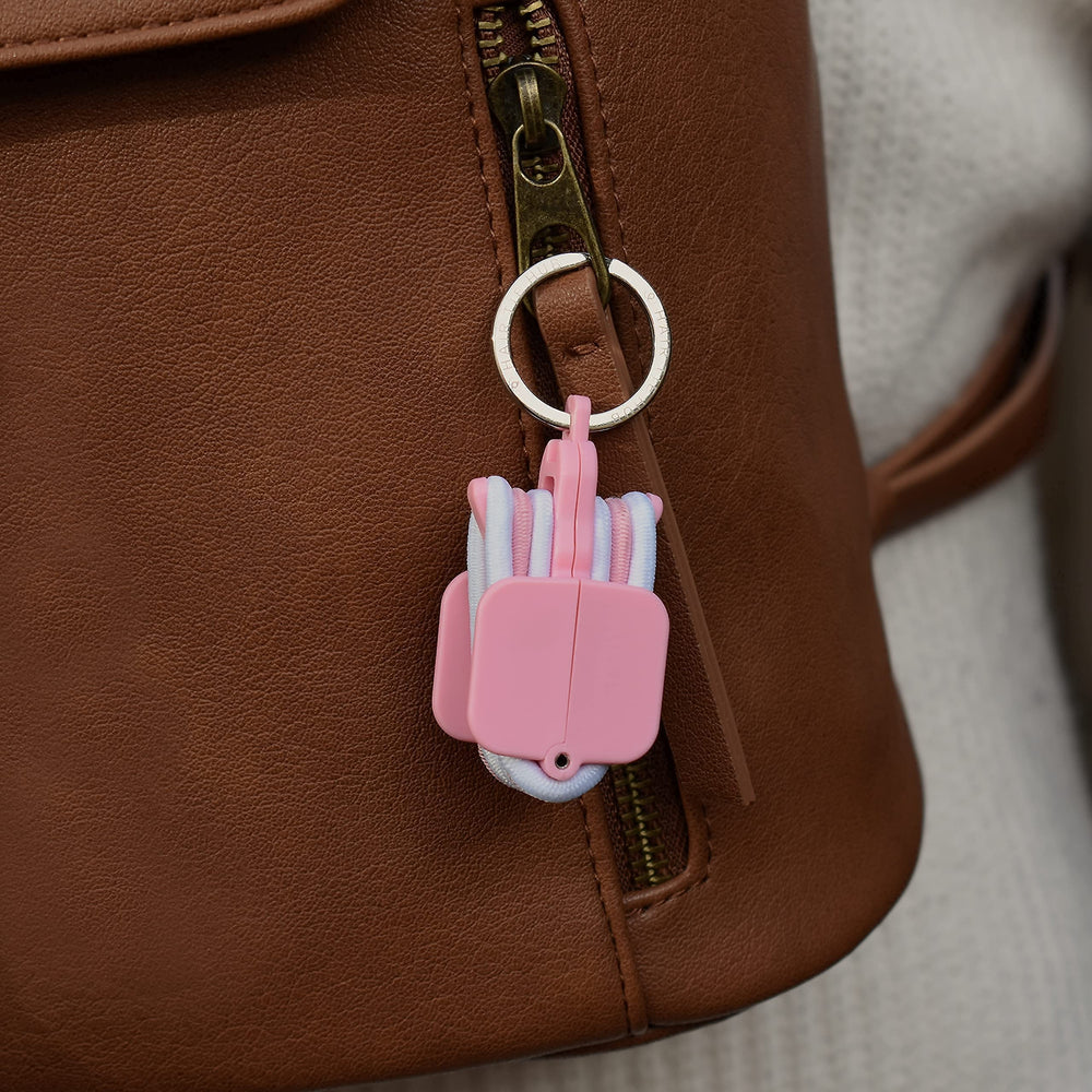 Diseño compacto de Hair Tie Hub cabe en cualquier bolso.