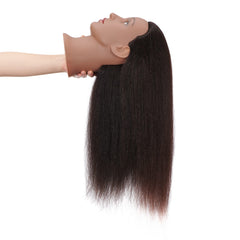 Estudiante de cosmetología usando Hairingrid para practicar cortes y técnicas de peinado.