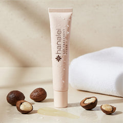Aplicación suave de Hanalei Lip Treatment en labios para alivio inmediato.