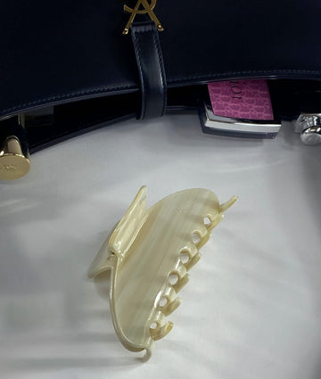 Clip Hana Mia crema para medio recogido, estilo cómodo