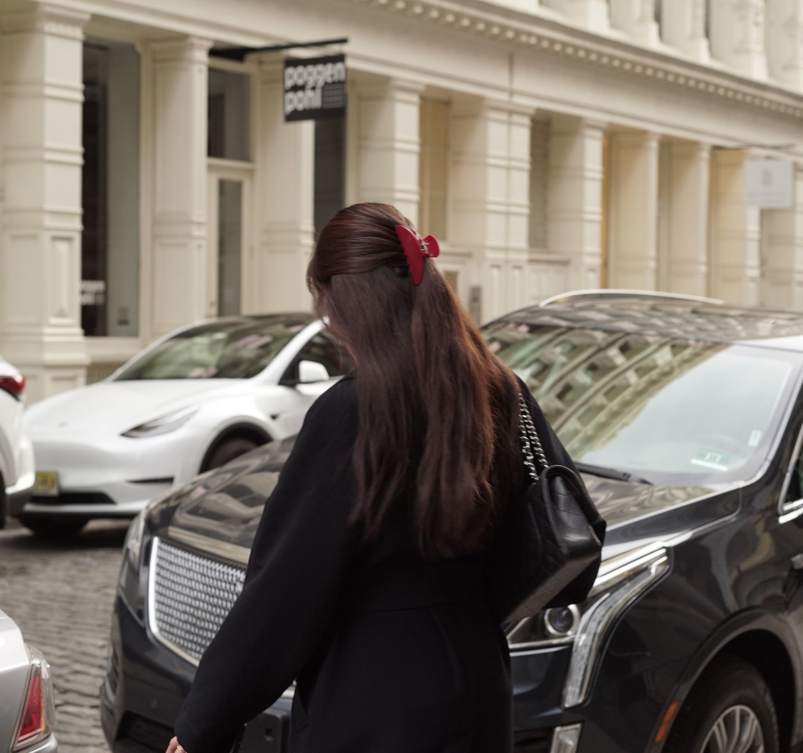 Pinza roja Hana Mia con bolsa de protección para regalo.