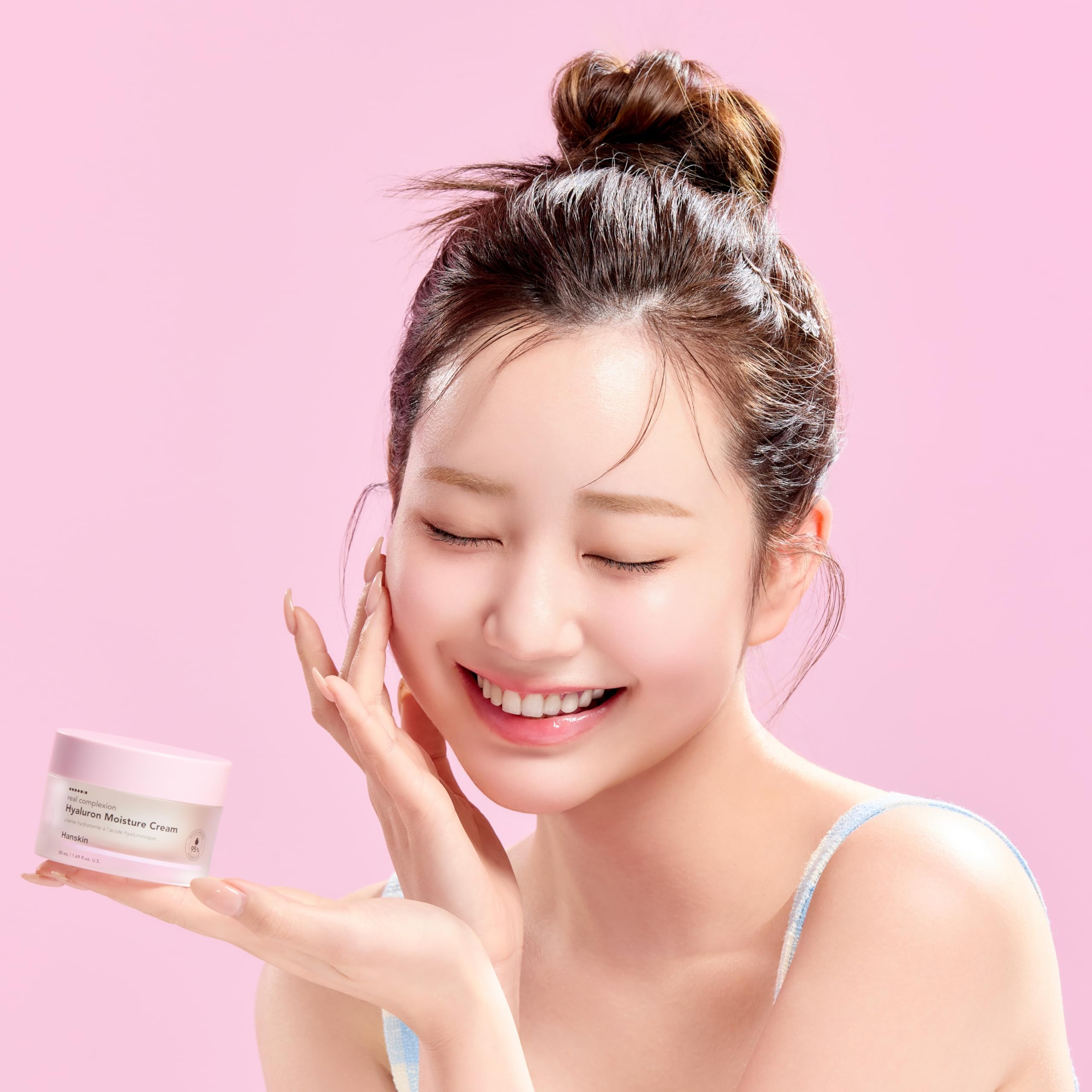 Hanskin Hyaluron Moisture Cream, aplicación suave en la palma para uso diario