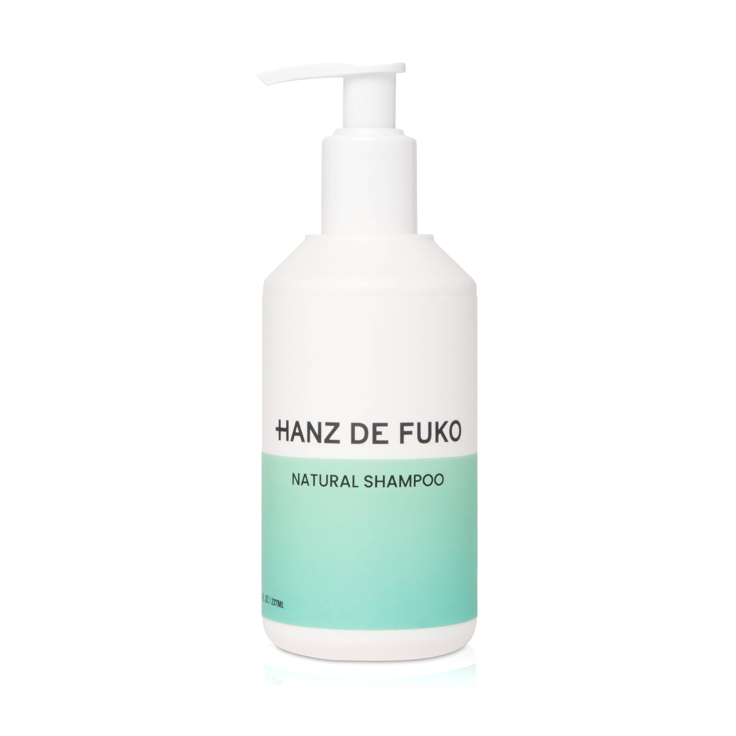 Hanz de Fuko Champú Natural, vertido desde la botella para una limpieza suave.