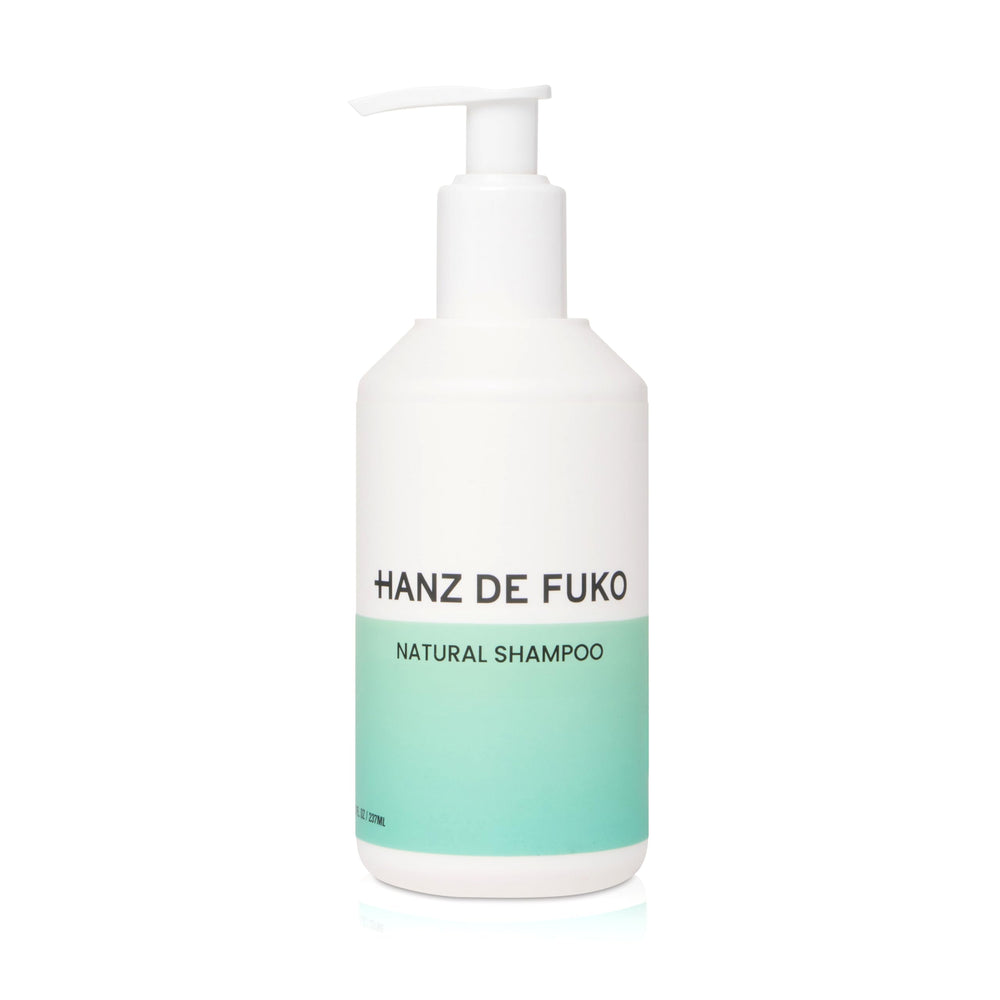Hanz de Fuko Champú Natural, vertido desde la botella para una limpieza suave.
