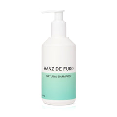Hanz de Fuko Champú Natural, vertido desde la botella para una limpieza suave.