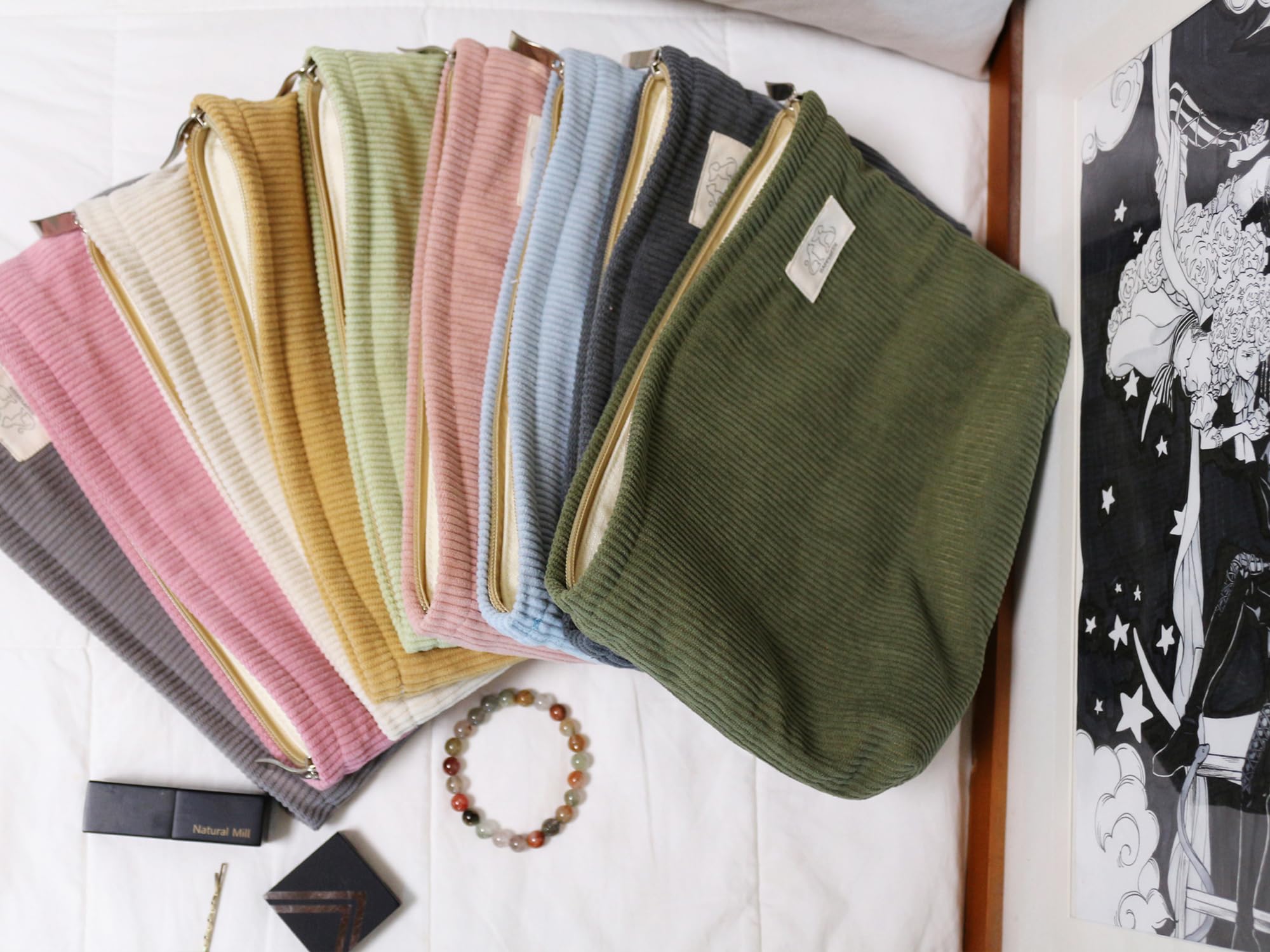 Diseño vintage HAPPYHEIDI en corduroy, combinando estilo clásico con funcionalidad.