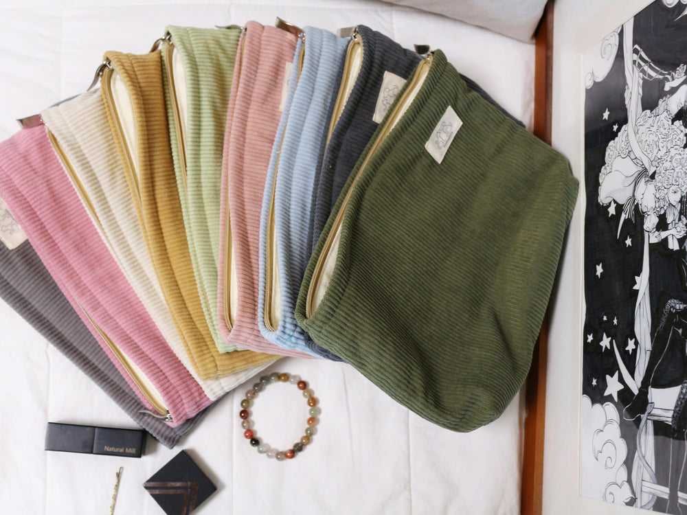 Diseño vintage HAPPYHEIDI en corduroy, combinando estilo clásico con funcionalidad.